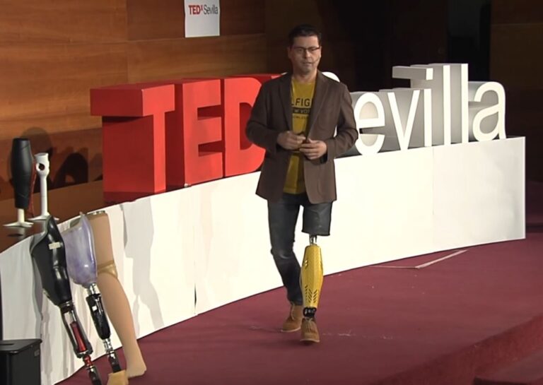 2017 — Comparte su historia en TEDx Sevilla